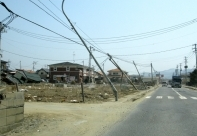 地震の影響で傾いた電柱.png