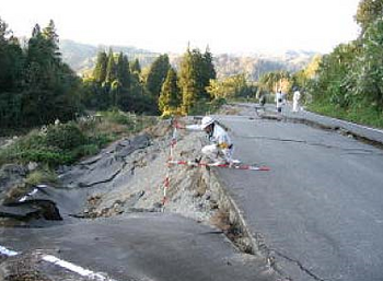 地震の影響で起きた土砂災害.png